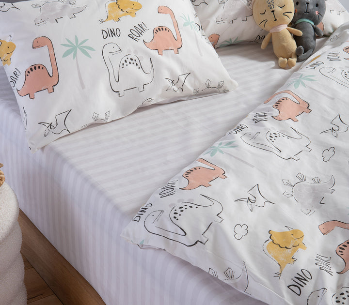 Λεπτομέρεια παιδικών σεντονιών Dinosaur Art της Nef-Nef Homeware με δεινόσαυρους και επιγραφή Dino Roar σε εκρού φόντο.