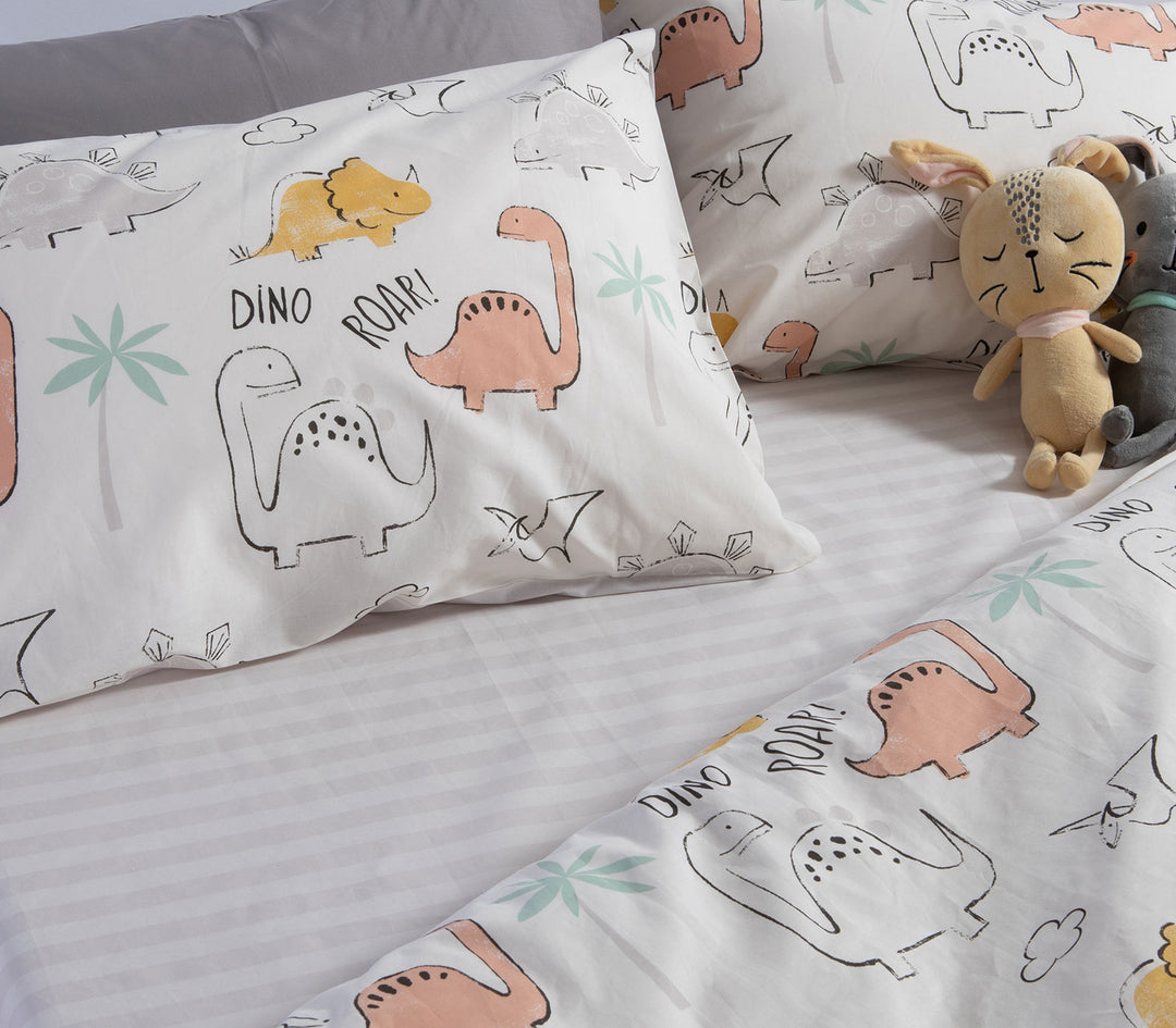 Διπλωμένο σετ παιδικών σεντονιών Dinosaur Art της Nef-Nef Homeware με χαρούμενους δεινόσαυρους και παστέλ χρώματα.