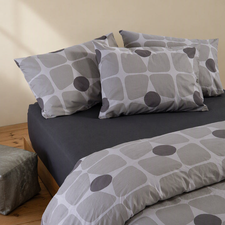 Κοντινή όψη του σετ σεντονιών Casual Coreo Nef-Nef Homeware σε γκρι αποχρώσεις με γεωμετρικό μοτίβο και σκούρο γκρι σεντόνι.