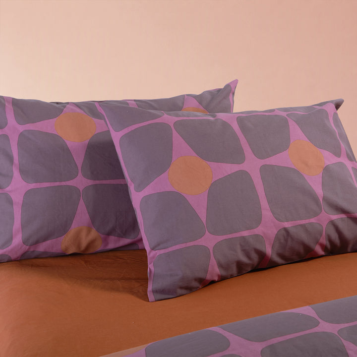 Μαξιλαροθήκη ύπνου Casual Coreo Nef-Nef Homeware με γεωμετρικό σχέδιο σε μωβ, ροζ και πορτοκαλί αποχρώσεις.