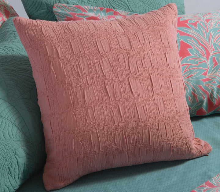 Κοραλί διακοσμητική μαξιλαροθήκη Nef-Nef Homeware πάνω σε κρεβάτι με τιρκουάζ κουβερλί και τροπικά διακοσμητικά μαξιλάρια.