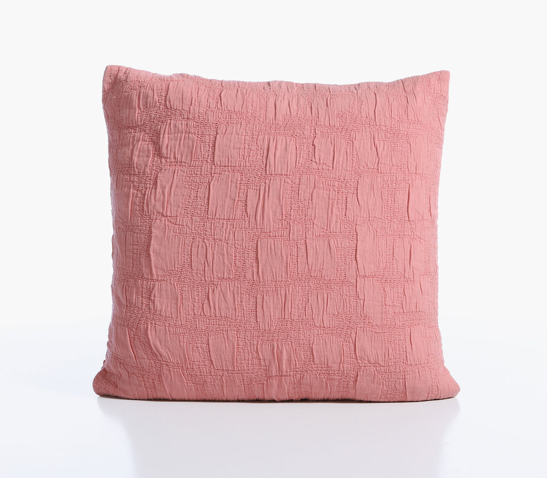 Κοραλί διακοσμητική μαξιλαροθήκη Nef-Nef Homeware με ανάγλυφο γεωμετρικό σχέδιο και βαμβακερή υφή σε λευκό φόντο.