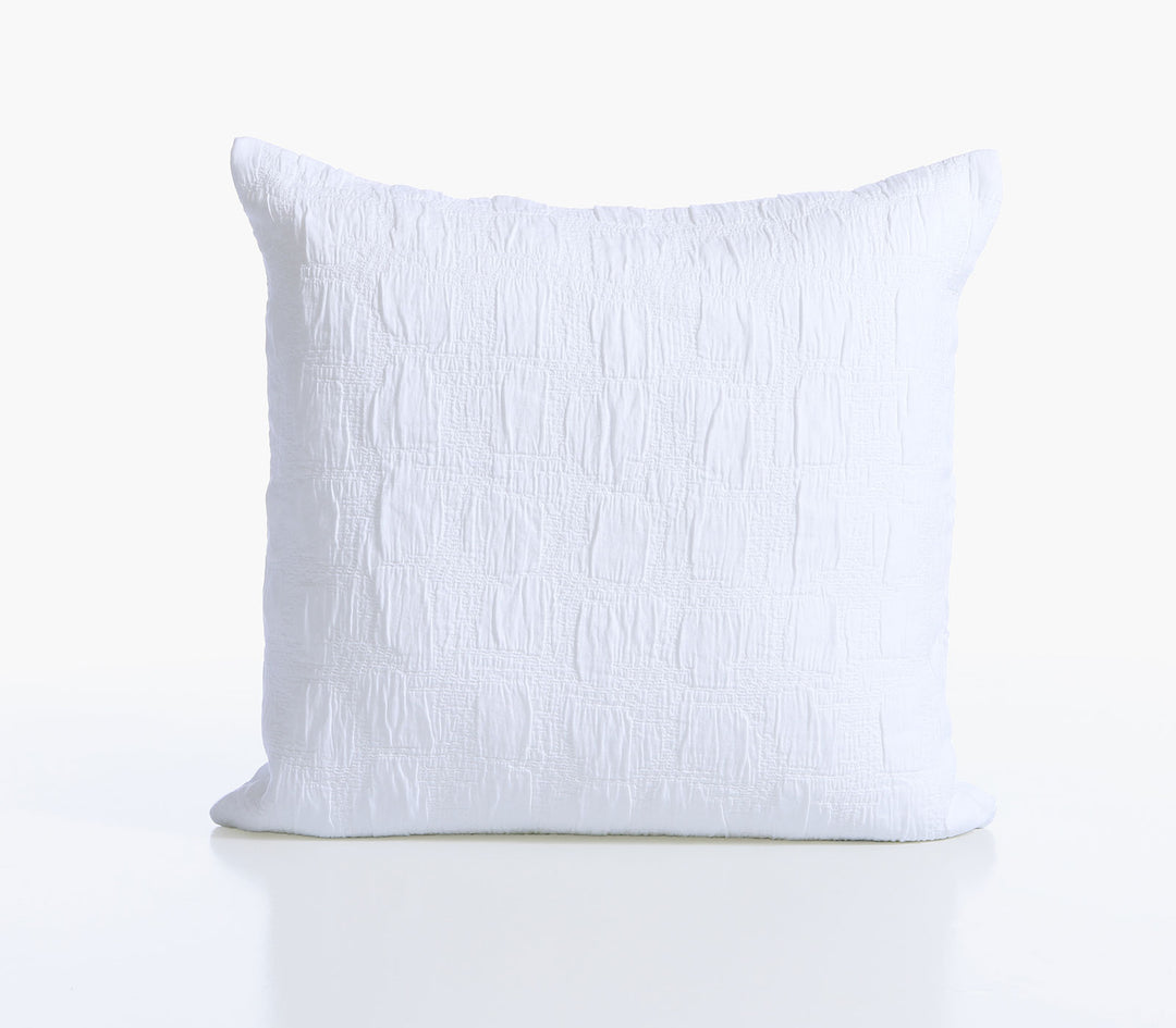 Λευκή διακοσμητική μαξιλαροθήκη Nef-Nef Homeware με ανάγλυφο τετράγωνο μοτίβο και υφή βαμβακερού υφάσματος σε λευκό φόντο.