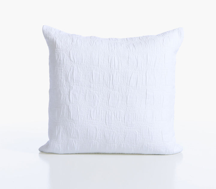 Λευκή διακοσμητική μαξιλαροθήκη Nef-Nef Homeware με ανάγλυφο τετράγωνο μοτίβο και υφή βαμβακερού υφάσματος σε λευκό φόντο.