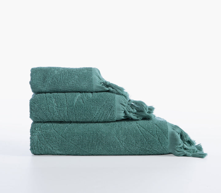 Σετ πράσινων βαμβακερών πετσετών Nef-Nef Homeware διπλωμένες η μία πάνω στην άλλη με ανάγλυφη υφή σε λευκό φόντο.