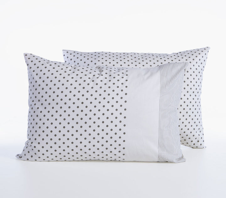 Βαμβακερή μαξιλαροθήκη Nef-Nef Homeware σε εκρού απόχρωση με γκρι πουά σχέδιο και διακριτική ριγέ λεπτομέρεια.