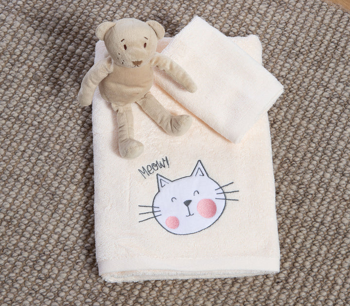 Σετ παιδικές πετσέτες Cat Life της Nef-Nef Homeware σε εκρού χρώμα με κεντημένο χαμογελαστό γατάκι πάνω σε φυσικό ψάθινο χαλί.