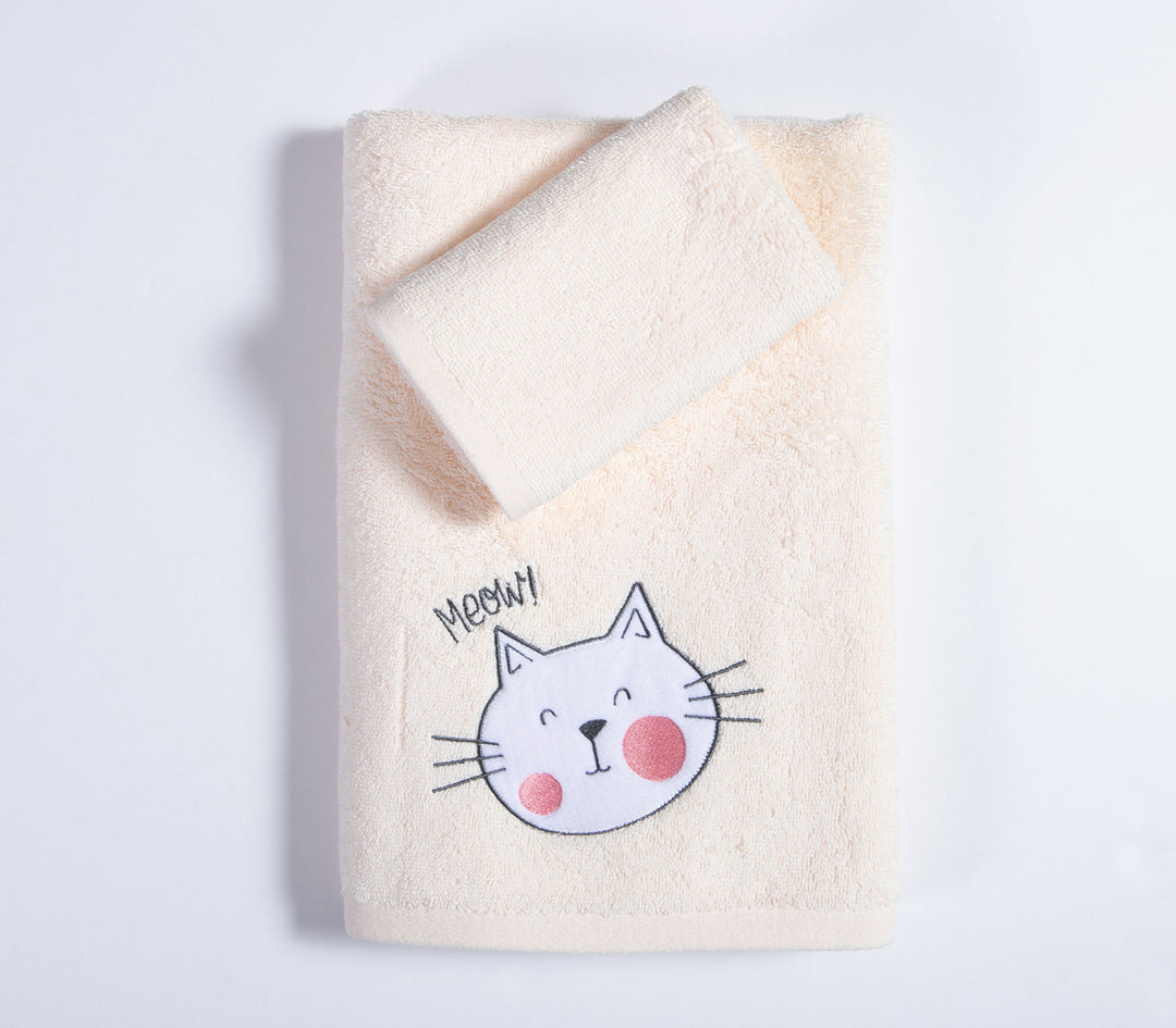 Διπλωμένο σετ παιδικών πετσετών Cat Life της Nef-Nef Homeware σε εκρού χρώμα με σχέδιο γατούλας.