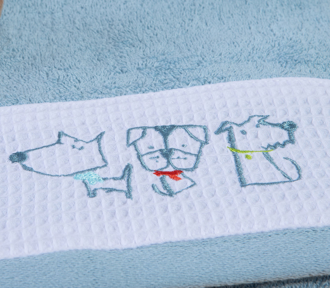 Διπλωμένες παιδικές πετσέτες Dog Life της Nef-Nef Homeware σε μπλε χρώμα με κεντημένα χαριτωμένα σκυλάκια.