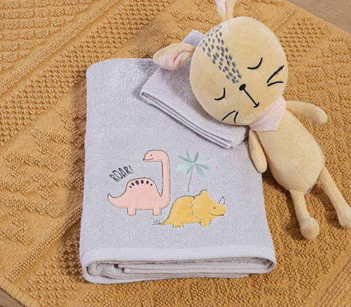 Σετ παιδικές γκρι πετσέτες Dinosaur Art της Nef-Nef Homeware με σχέδιο δεινόσαυρους και λούτρινο παιχνίδι σε υφαντό χαλί.