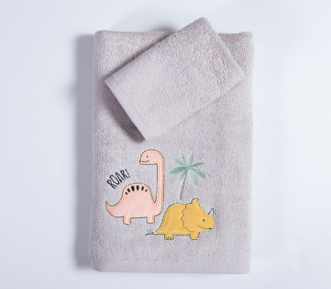 Διπλωμένες παιδικές γκρι πετσέτες Dinosaur Art της Nef-Nef Homeware με κεντημένο σχέδιο δεινοσαύρων και φοίνικα.