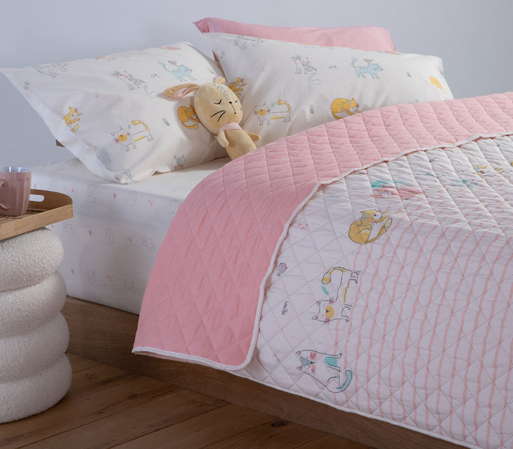 Παιδικό κουβερλί Cat Life της Nef-Nef Homeware σε εκρού και ροζ αποχρώσεις τοποθετημένο σε παιδικό δωμάτιο.