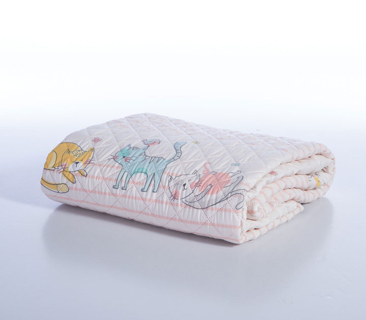 Διπλωμένο παιδικό κουβερλί Cat Life της Nef-Nef Homeware με παιδικό σχέδιο γατούλες σε απαλούς παστέλ τόνους.