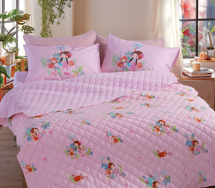 Παιδικό κουβερλί Welcome To India Nef-Nef Homeware σε ροζ απόχρωση με σχέδιο κοριτσάκι και ζωάκια, τοποθετημένο σε παιδικό κρεβάτι