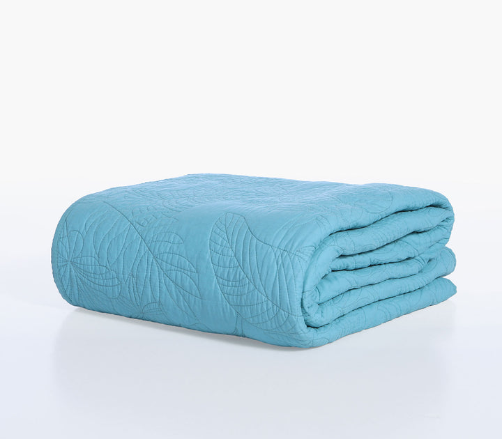 Διπλωμένο μπλε κουβερλί Nef-Nef Homeware με καπιτονέ φυλλωτό σχέδιο τοποθετημένο σε λευκό φόντο.