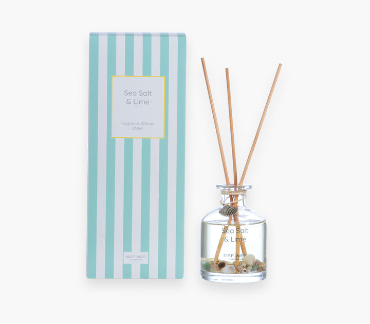 Αρωματικό χώρου με στικς Sea Salt & Lime της Nef-Nef Homeware σε γυάλινο μπουκάλι με κοχύλια και τιρκουάζ ριγέ συσκευασία.