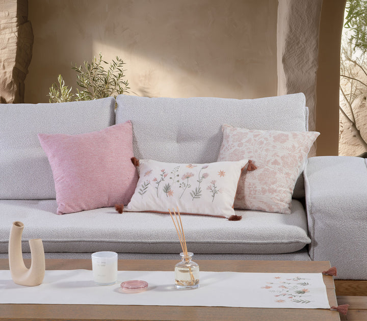 Διακοσμητικό μαξιλάρι Passion της Nef-Nef Homeware σε ροζ απόχρωση με κεντημένα λουλούδια και φουντάκια στις γωνίες.