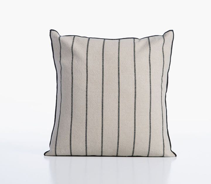 Διακοσμητικό μαξιλάρι Unite της Nef-Nef Homeware σε μπεζ απόχρωση με λεπτές κάθετες μαύρες ρίγες πάνω σε ουδέτερο φόντο.