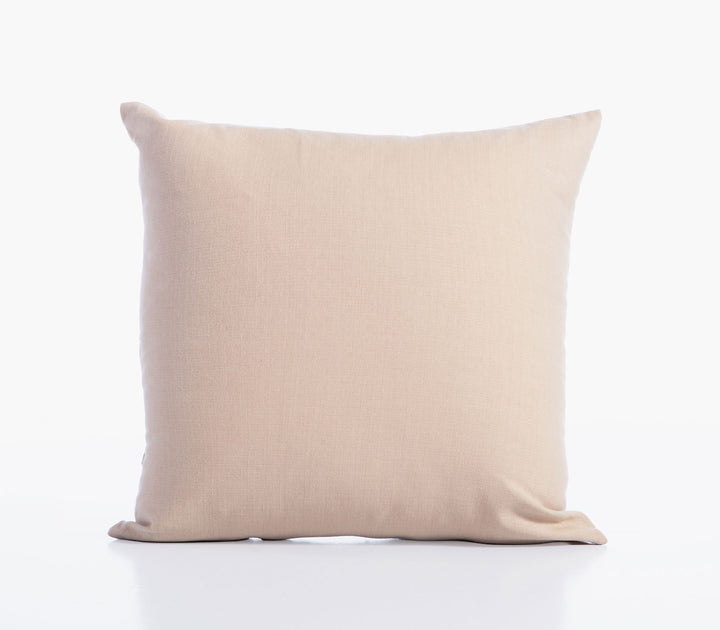 Διακοσμητικό μαξιλάρι Build της Nef-Nef Homeware σε μπεζ απόχρωση με μονόχρωμη υφή και minimal αισθητική.