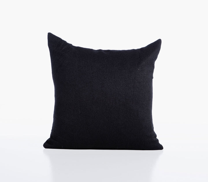 Διακοσμητικό μαξιλάρι Build της Nef-Nef Homeware σε μαύρη απόχρωση με μονόχρωμη υφή και minimal αισθητική.