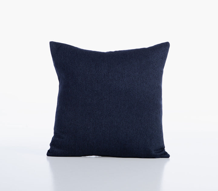 Διακοσμητικό μαξιλάρι Build της Nef-Nef Homeware σε μπλε απόχρωση με διακριτική υφασμάτινη υφή πάνω σε ουδέτερο φόντο.