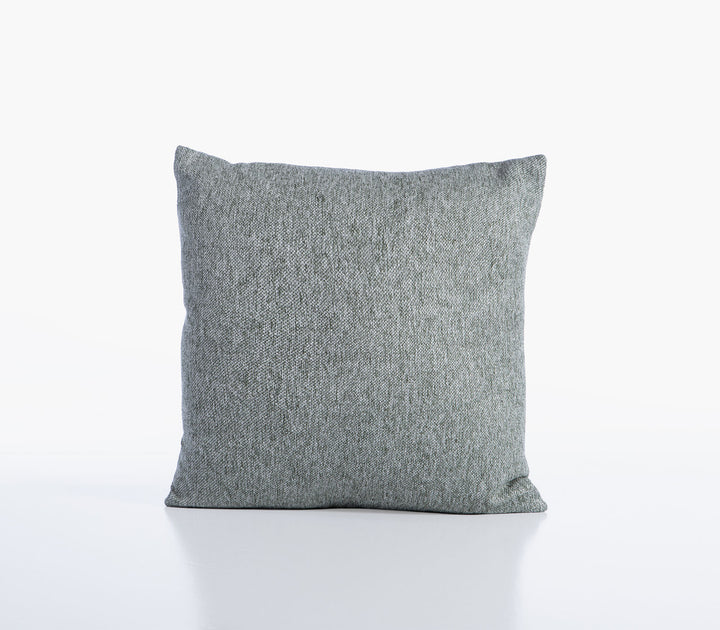 Διακοσμητικό μαξιλάρι Build της Nef-Nef Homeware σε πράσινη απόχρωση με διακριτική υφασμάτινη υφή πάνω σε ουδέτερο φόντο.