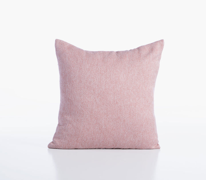 Διακοσμητικό μαξιλάρι Build της Nef-Nef Homeware σε ροζ απόχρωση με διακριτική υφασμάτινη υφή πάνω σε ουδέτερο φόντο.