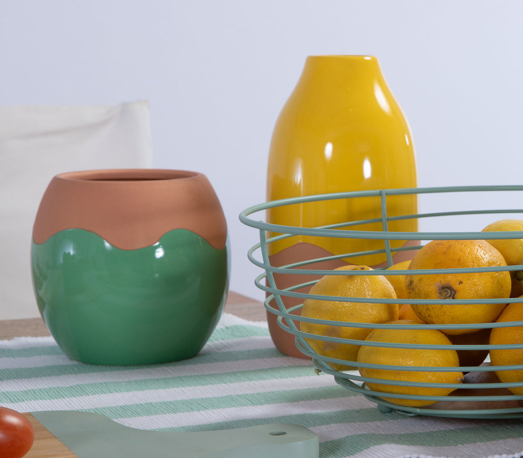 Κεραμικό βάζο Domain της Nef-Nef Homeware πάνω σε τραπέζι κουζίνας δίπλα σε μπολ με λεμόνια και κίτρινο βάζο.