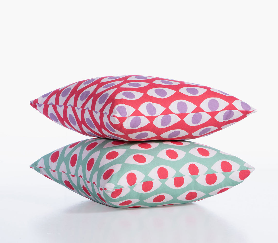 Δύο διακοσμητικές μαξιλαροθήκες Option της Nef-Nef Homeware με μοτίβο ματιών στοιβαγμένες σε λευκό φόντο.