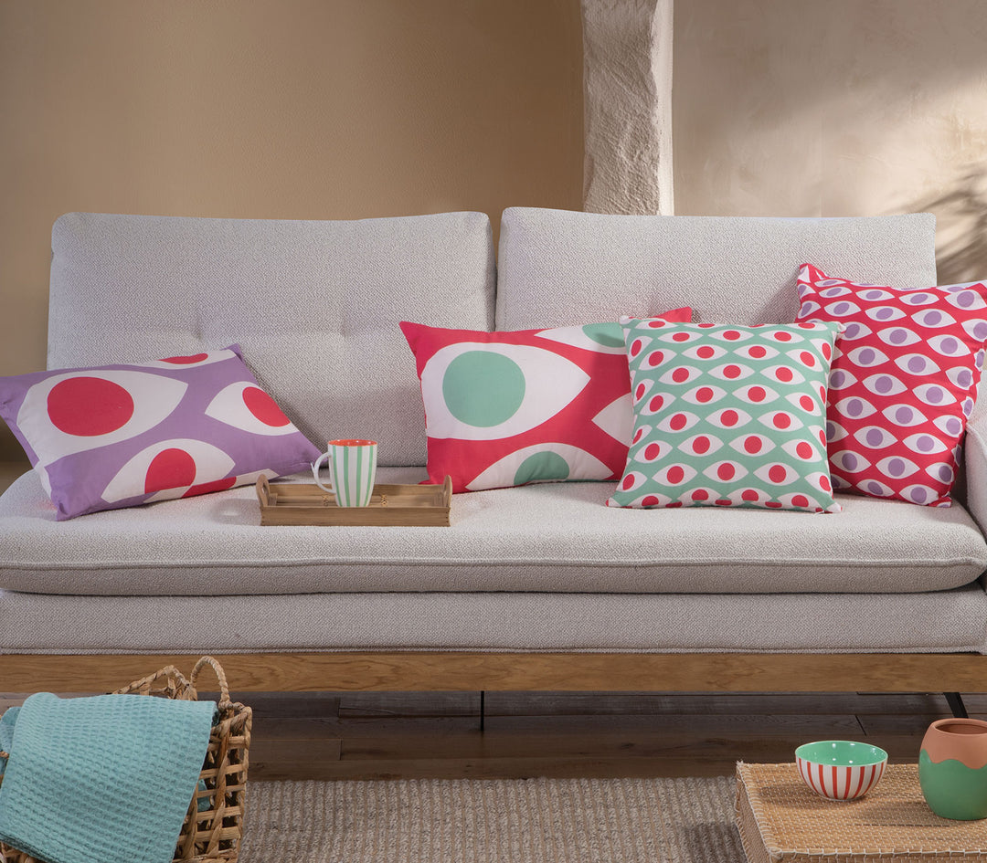 Διακοσμητικές μαξιλαροθήκες Option της Nef-Nef Homeware τοποθετημένες σε καναπέ σαλονιού με έντονα γεωμετρικά σχέδια.
