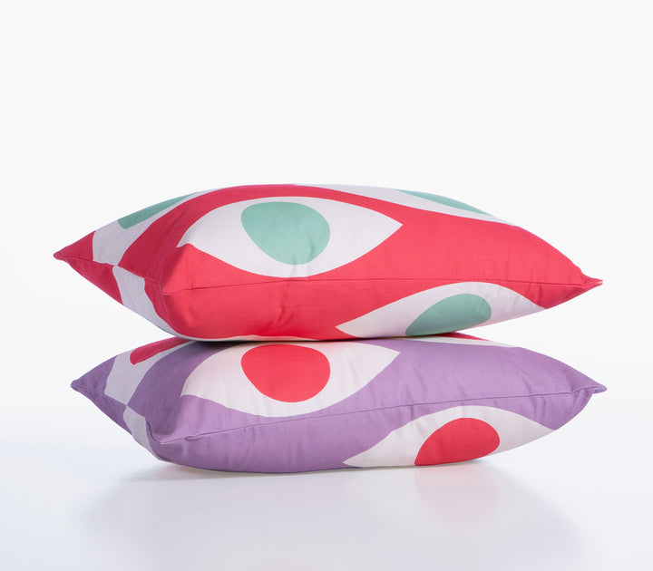 Δύο διακοσμητικές μαξιλαροθήκες High Option της Nef-Nef Homeware με μοτίβο ματιών σε κόκκινο και μωβ χρώμα σε λευκό φόντο.