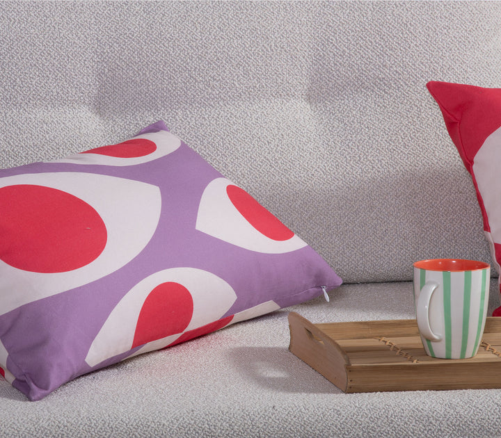 Διακοσμητικές μαξιλαροθήκες High Option της Nef-Nef Homeware τοποθετημένες σε καναπέ σαλονιού με έντονα γραφιστικά μοτίβα.