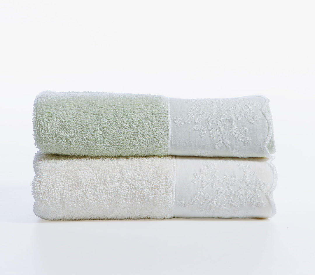 Σετ βαμβακερών πετσετών Nef-Nef Homeware σε μέντα απόχρωση στοιβαγμένο σε λευκό φόντο με διακοσμητικό κέντημα.