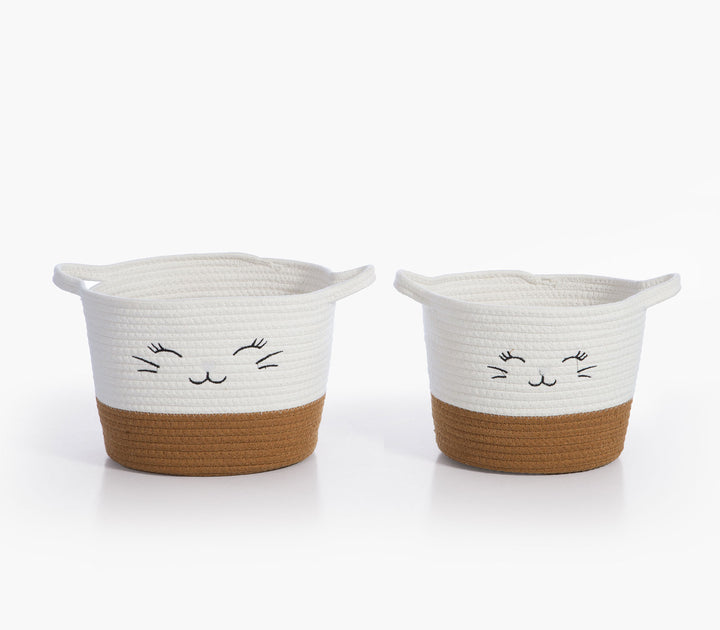 Δύο καλάθια αποθήκευσης Hilda της Nef-Nef Homeware από βαμβακερό σχοινί με χαμογελαστό σχέδιο σε μπεζ και λευκό.