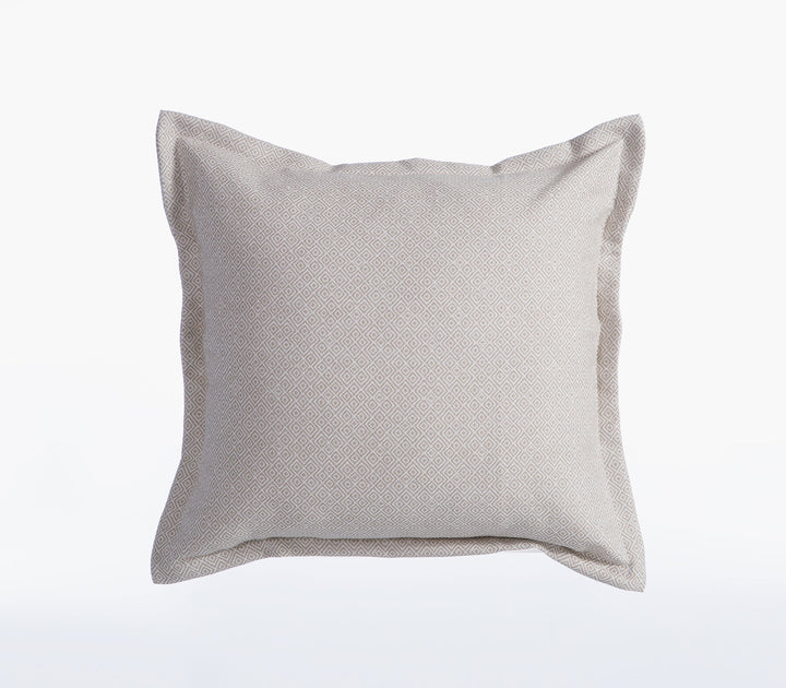 Διακοσμητικό μαξιλάρι Loen της Nef-Nef Homeware σε μπεζ απόχρωση με διακριτικό γεωμετρικό μοτίβο σε ουδέτερο φόντο.