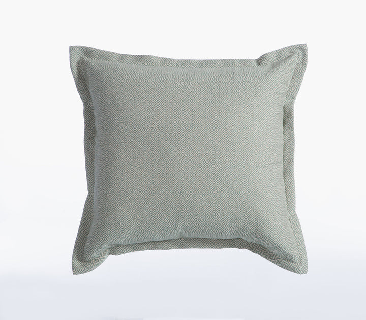 Διακοσμητικό μαξιλάρι Loen της Nef-Nef Homeware σε πράσινη απόχρωση με γεωμετρικό μοτίβο σε λευκό ουδέτερο φόντο.
