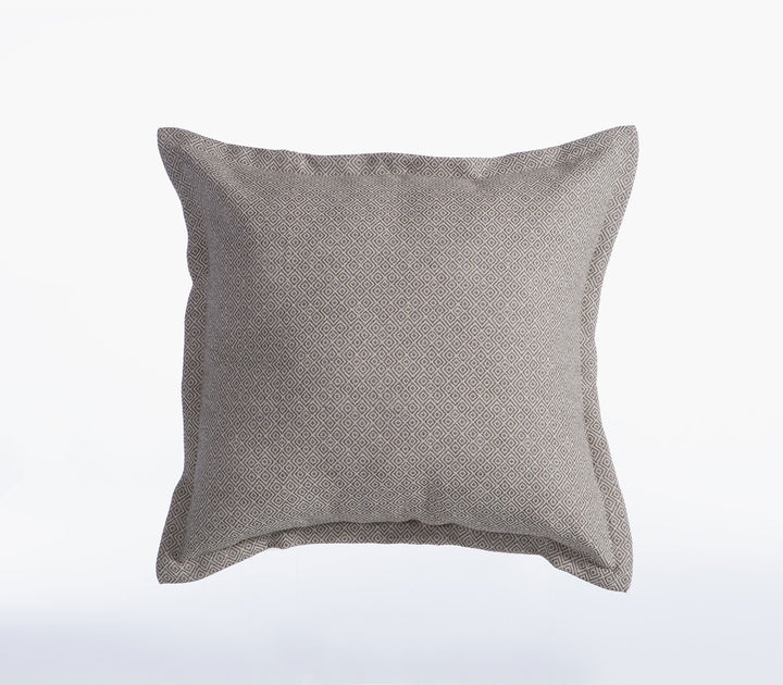 Διακοσμητικό μαξιλάρι Loen της Nef-Nef Homeware σε γκρι χρώμα με μικρό γεωμετρικό υφαντό σχέδιο σε λευκό φόντο.