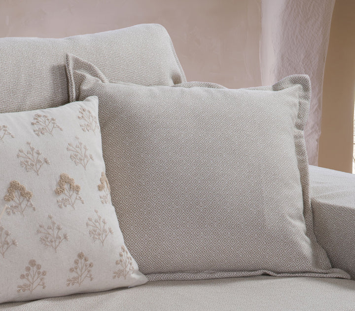 Μπεζ διακοσμητικό μαξιλάρι Loen της Nef-Nef Homeware σε καναπέ με ουδέτερο ριχτάρι και φυσικό φωτεινό φόντο.