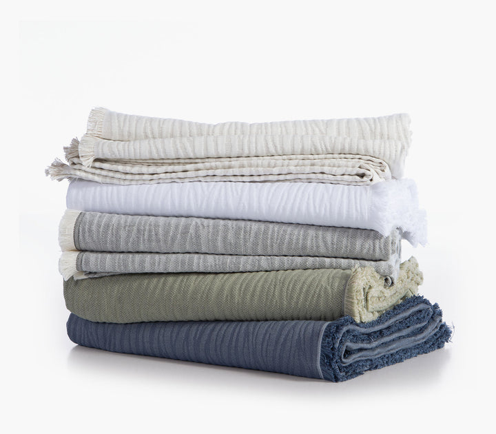 Ριχτάρια Zebra της Nef-Nef Homeware σε εκρού, μπλε, πράσινο και γκρι χρώμα διπλωμένα σε στοίβα σε λευκό φόντο.