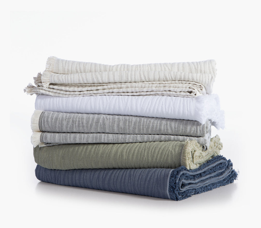 Ριχτάρια Zebra της Nef-Nef Homeware σε εκρού, μπλε, πράσινο και γκρι χρώμα διπλωμένα σε στοίβα σε λευκό φόντο.