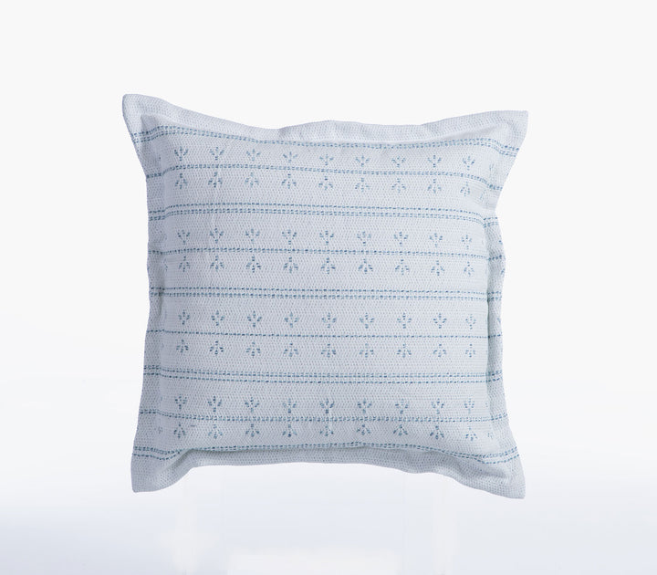 Διακοσμητικό μαξιλάρι Ishmar Blue της Nef-Nef Homeware σε λευκό και μπλε χρώμα με υφαντό μοτίβο σε ουδέτερο φόντο.