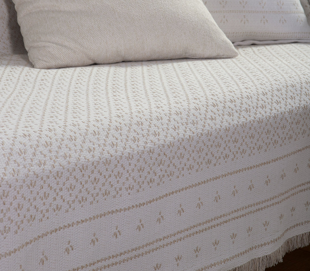 Κοντινή λήψη στο μπεζ ριχτάρι Ishmar της Nef-Nef Homeware με υφαντές γραμμές και διακριτικά γεωμετρικά μοτίβα.