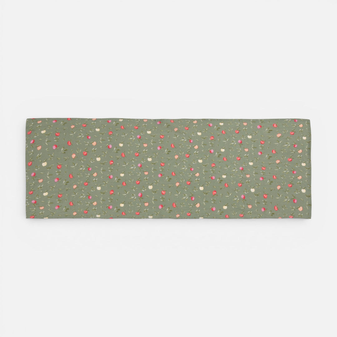 Τραβέρσα Πράσινο Sweet Apple 45Χ140cm, κοντινή παρουσίαση που αναδεικνύει την υφή, το σχέδιο και τις λεπτομέρειες του προϊόντος της Nef-Nef Homeware.