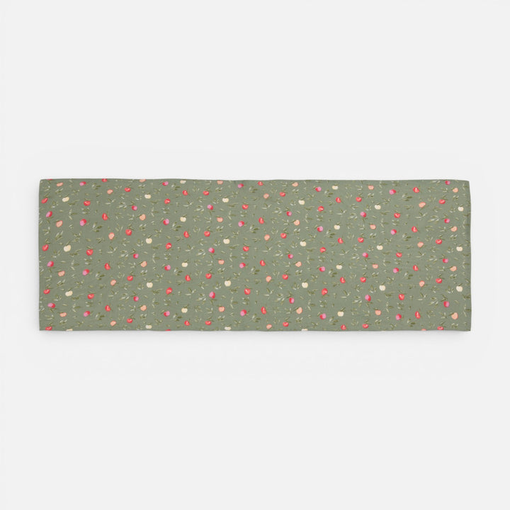 Τραβέρσα Πράσινο Sweet Apple 45Χ140cm, κοντινή παρουσίαση που αναδεικνύει την υφή, το σχέδιο και τις λεπτομέρειες του προϊόντος της Nef-Nef Homeware.