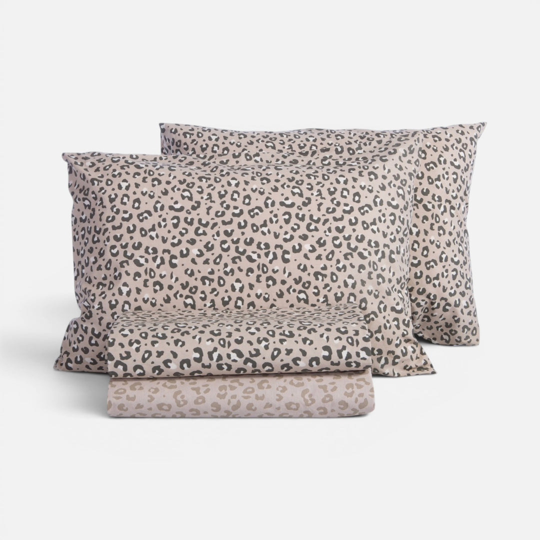 Σετ υπέρδιπλα βαμβακερά σεντόνια Wild Nef-Nef Homeware με animal print σχέδιο σε μπεζ, μαύρες και γκρι αποχρώσεις.
