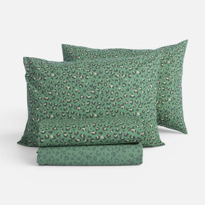 Σετ υπέρδιπλα βαμβακερά σεντόνια Wild Nef-Nef Homeware σε πράσινο χρώμα με εντυπωσιακό animal print σχέδιο και ασορτί μαξιλαροθήκες.