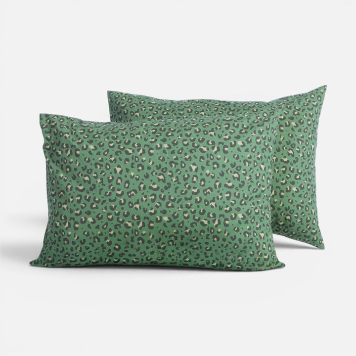 Βαμβακερή μαξιλαροθήκη ύπνου Wild Nef-Nef Homeware σε πράσινο χρώμα με μαύρο και μπεζ animal print σχέδιο.