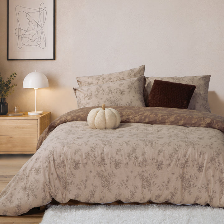 Σετ παπλωματοθήκη Dream Nef-Nef Homeware σε εκρού απόχρωση με κομψό floral μοτίβο, σε ζεστή διακόσμηση υπνοδωματίου.