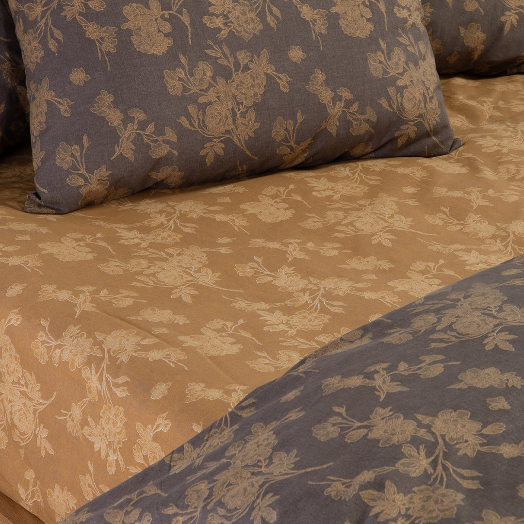 Κοντινή όψη του βαμβακερού σετ Dream Nef-Nef Homeware με καφέ και μπεζ floral μοτίβο.