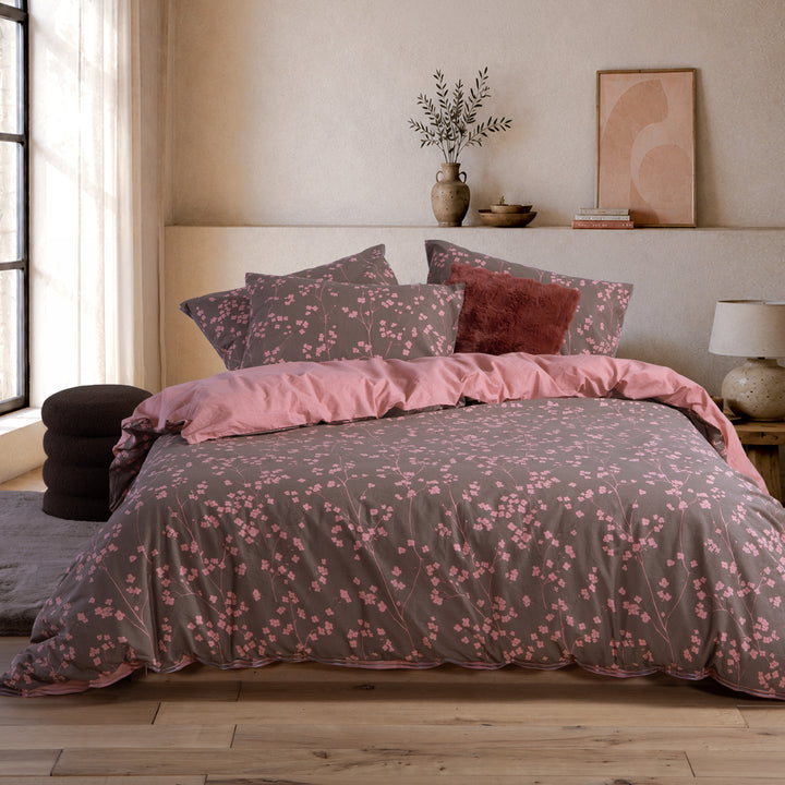 Σετ παπλωματοθήκη Floriva Nef-Nef Homeware σε καφέ και ροζ αποχρώσεις, στρωμένο σε μοντέρνο υπνοδωμάτιο.